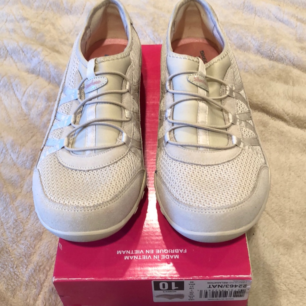 NWOT Skechers BreatheEasy Relaxation sneakers Sz10